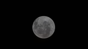Foto de la cara oculta de la luna compartida por la NASA. EFE