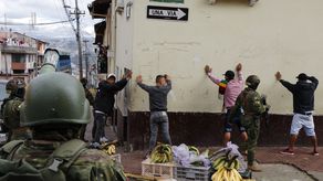 Ecuador: 329 detenidos y 5 personas abatidas por la fuerza pública tras secuencia de ataques