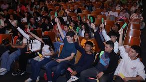 Jóvenes participan de un simulacro de Asamblea Constituyente