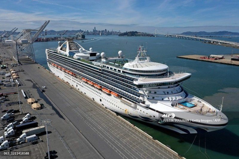 Crucero afectado por coronavirus atraca en puerto de California