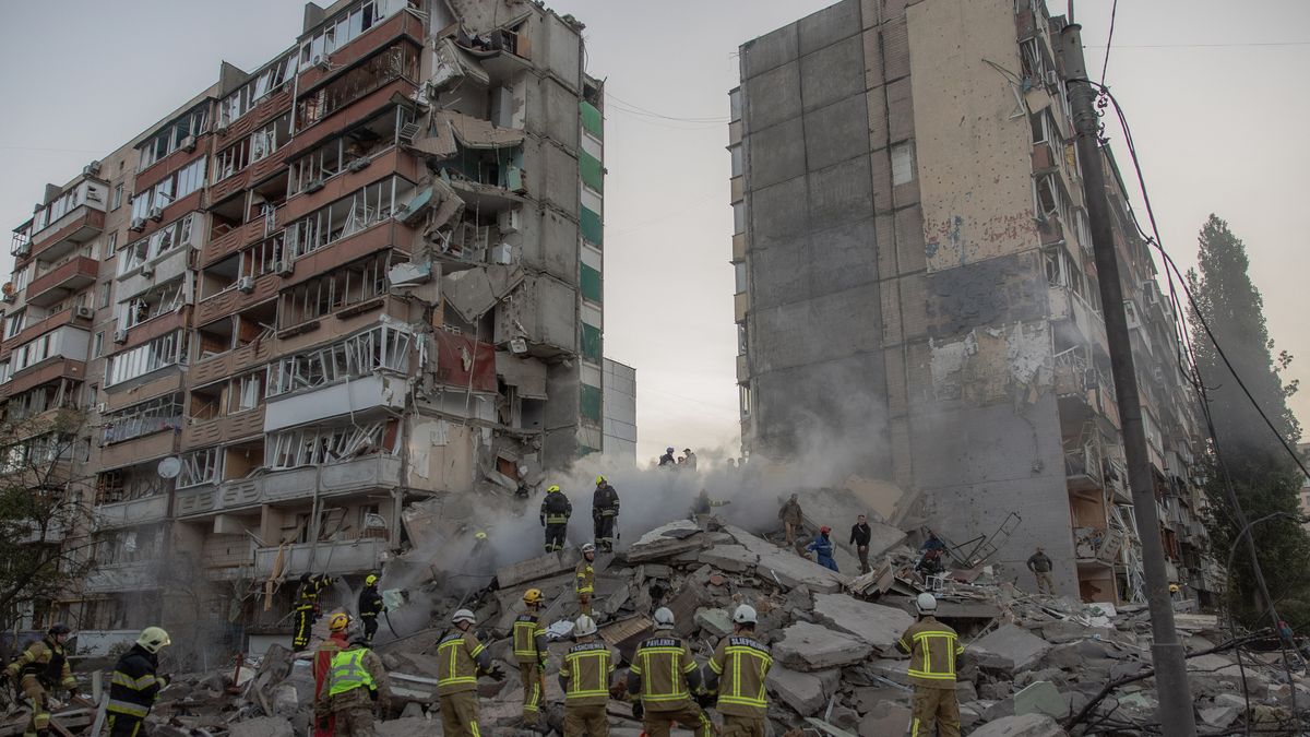 Rusia bombardeó intensamente Kiev la madrugada del jueves con cientos de drones y decenas de misiles en un ataque que dejó al menos cinco muertos y hace desvanecer aún más las esperanzas de poner fin a la prolongada invasión de Moscú. Rusia bombardeó intensamente Kiev la madrugada del jueves con cientos de drones y decenas de misiles en un ataque que dejó al menos cinco muertos y hace desvanecer aún más las esperanzas de poner fin a la prolongada invasión de Moscú.