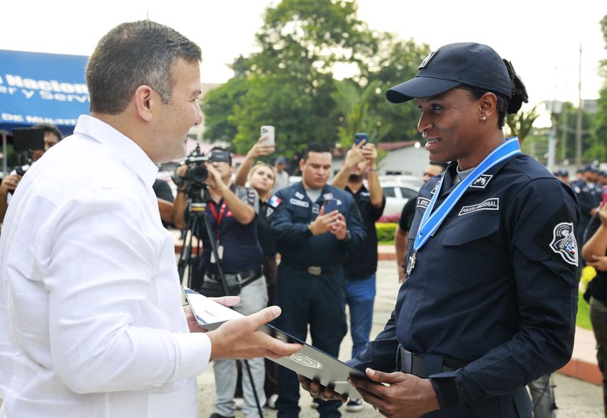 Atheyna Bylon recibe condecoración de la Policía Nacional