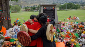 Arden dos iglesias antes de hallarse 182 tumbas sin nombre más en Canadá