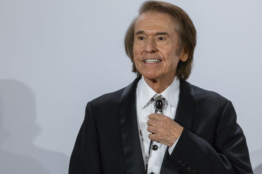 El cantante español Raphael, de 81 años, hospitalizado desde el 17 de diciembre, sufre un linfoma cerebral y no podrá actuar en Latinoamérica y Estados Unidos a principios de año, informaron este jueves el hospital de Madrid, donde está ingresado y su agencia de representación. El cantante español Raphael, de 81 años, hospitalizado desde el 17 de diciembre, sufre un linfoma cerebral y no podrá actuar en Latinoamérica y Estados Unidos a principios de año, informaron este jueves el hospital de Madrid, donde está ingresado y su agencia de representación.