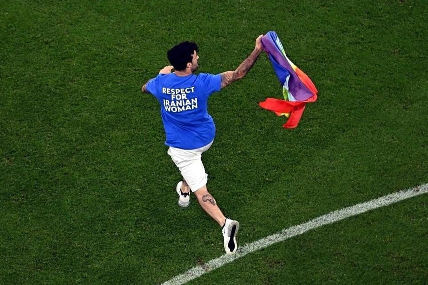 Qatar 2022: Hombre con bandera arcoíris entra en la cancha