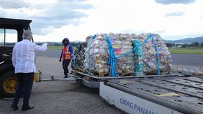 Panamá recibió 40 toneladas de ayuda humanitaria de la República Bolivariana de Venezuela para asistir a las familias afectadas por los sismos en las provincias de Herrera, Los Santos y Veraguas, informó el ministro de Salud, Dr. Fernando Boyd Galindo, quien agradeció la solidaridad y el acompañamiento del equipo venezolano durante esta emergencia.