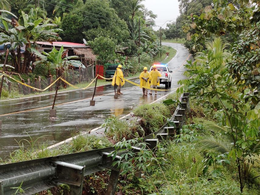 Un total de cinco fallecidos y más de 1.500 han sido afectadas hasta este lunes por las fuertes lluvias que golpean a Panamá. Un total de cinco fallecidos y más de 1.500 han sido afectadas hasta este lunes por las fuertes lluvias que golpean a Panamá.