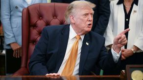 El presidente Donald Trump advirtió el lunes a Irán que el bloqueo naval de Estados Unidos continuará hasta que haya un acuerdo o rendición total, después de que Teherán negara estar en negociaciones con Washington.