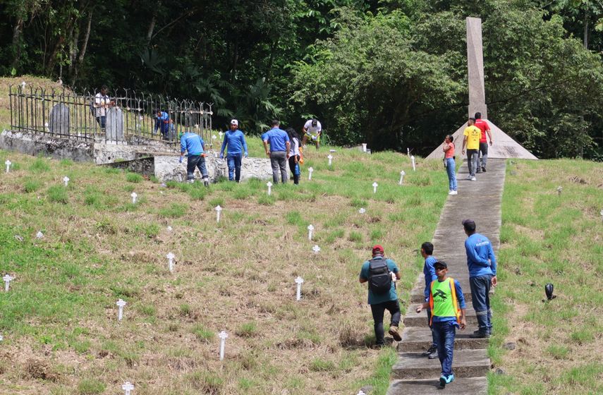 Turistas de isla Guadalupe conocen avance de remodelación del Cementerio Francés