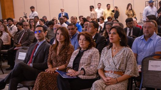 Roxana Méndez expone avances de la Descentralización ante miembros del CAF