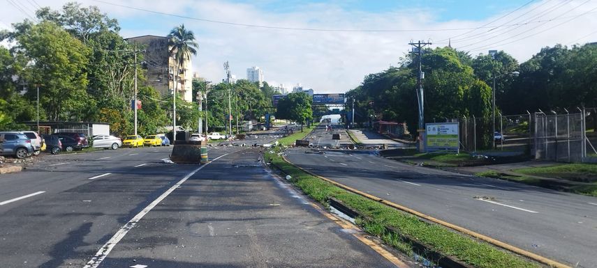 La comunidad universitaria condenó las acciones de asedio y violencia a las que recurren unidades de la Policía Nacional hacia el campus Octavio Méndez Pereira de la Universidad de Panamá (UP) al lanzar bombas lacrimógenas y proyectiles. La comunidad universitaria condenó las acciones de asedio y violencia a las que recurren unidades de la Policía Nacional hacia el campus Octavio Méndez Pereira de la Universidad de Panamá (UP) al lanzar bombas lacrimógenas y proyectiles.