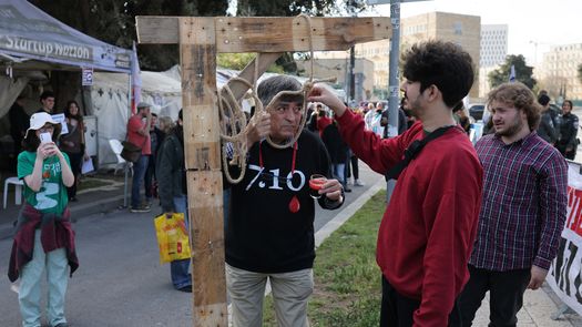 La aplicación de una nueva ley en Israel para instaurar la pena de muerte para condenados por ataques calificados como actos de terrorismo, que afectaría principalmente a palestinos, constituiría un crimen de guerra, declaró este martes el Alto Comisionado de la ONU para los Derechos Humanos. La aplicación de una nueva ley en Israel para instaurar la pena de muerte para condenados por ataques calificados como actos de terrorismo, que afectaría principalmente a palestinos, constituiría un crimen de guerra, declaró este martes el Alto Comisionado de la ONU para los Derechos Humanos.