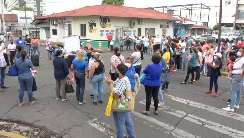 El MEDUCA les dio a los padres de familia de la escuela Antonio José de Sucre en David