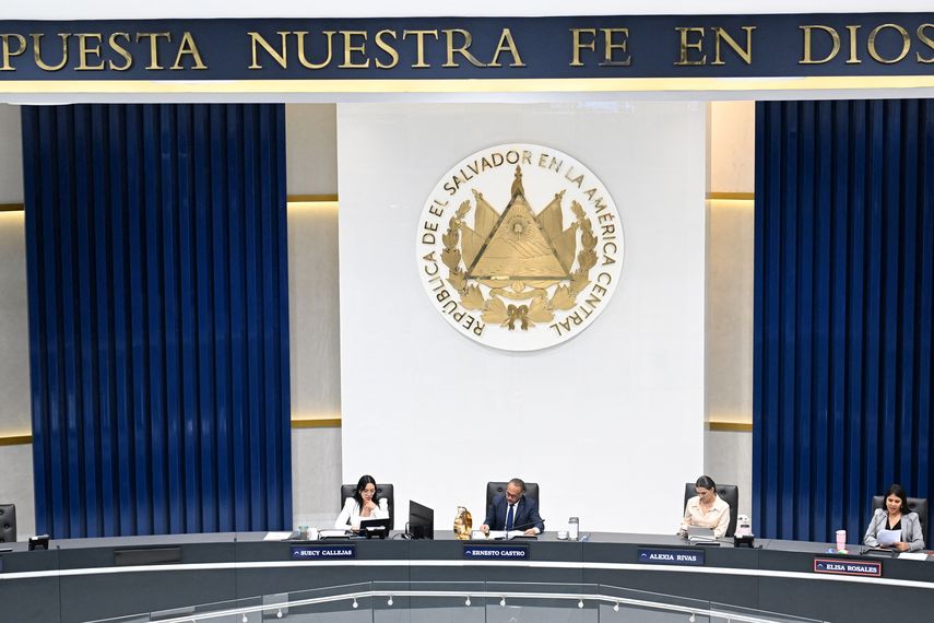 Corte de El Salvador ordena devolver $3,8 millones a exfuncionario de Funes Corte de El Salvador ordena devolver $3,8 millones a exfuncionario de Funes