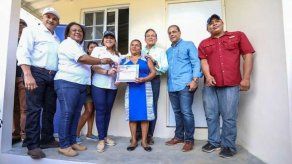 Entregan casas nuevas y bono solidario de vivienda a familias en Coclé