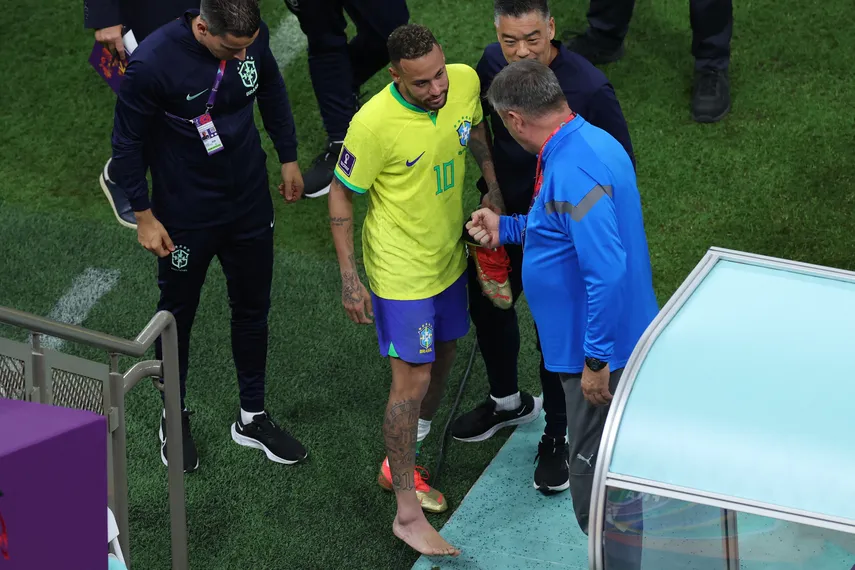 El astro Neymar será baja por lesión en el tobillo derecho para el segundo partido de Brasil en el Mundial de Qatar 2022, el lunes ante Suiza, informó este viernes el médico de la selección brasileña, quien también anunció la ausencia del lateral Danilo.
