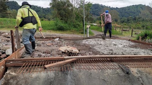El vado permitirá el acceso de residentes y productores que pasan por encima de la quebrada Tizingal en Tierras Altas, según indicó el MOP.