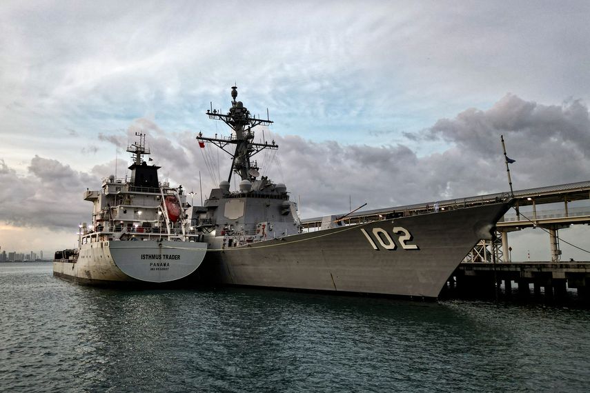 Un buque de guerra estadounidense llegó el domingo a Trinidad y Tobago, un pequeño archipiélago situado frente a Venezuela, para ejercicios conjuntos que Caracas denunció como una "provocación militar" para generar una guerra. Un buque de guerra estadounidense llegó el domingo a Trinidad y Tobago, un pequeño archipiélago situado frente a Venezuela, para ejercicios conjuntos que Caracas denunció como una "provocación militar" para generar una guerra.