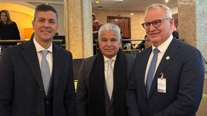 El Presidente de República, José Raúl Mulino, sostuvo hoy en Oslo, Noruega, un encuentro con el Presidente de Paraguay, Santiago Peña, con quien conversó sobre la agenda de la próxima Cumbre del MERCOSUR donde Panamá ya participa como Estado Asociado con la meta de convertirse pronto miembro pleno.