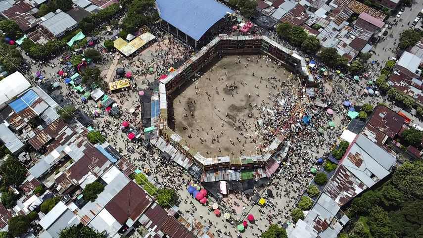 Desplome de una gradería en plaza de toros en Colombia.