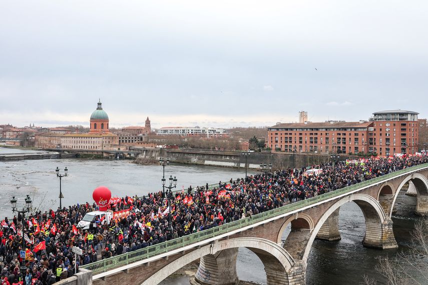 Francia: Jóvenes protestan contra cambios en la jubilación.