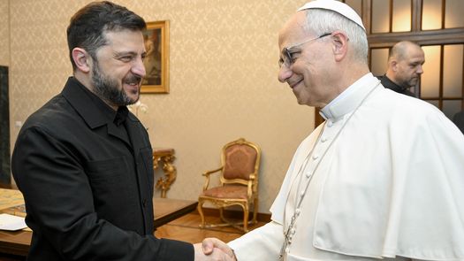 El presidente ucraniano, Volodimir Zelenski, se reunió este martes con el papa León XIV en Italia, tras haberse comprometido a dar una respuesta a Estados Unidos sobre el plan de paz propuesto para poner fin a la guerra con Rusia. El presidente ucraniano, Volodimir Zelenski, se reunió este martes con el papa León XIV en Italia, tras haberse comprometido a dar una respuesta a Estados Unidos sobre el plan de paz propuesto para poner fin a la guerra con Rusia.