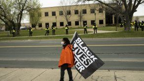 Agente que disparó a joven en Minneapolis usó por error pistola en lugar de taser inmovilizador