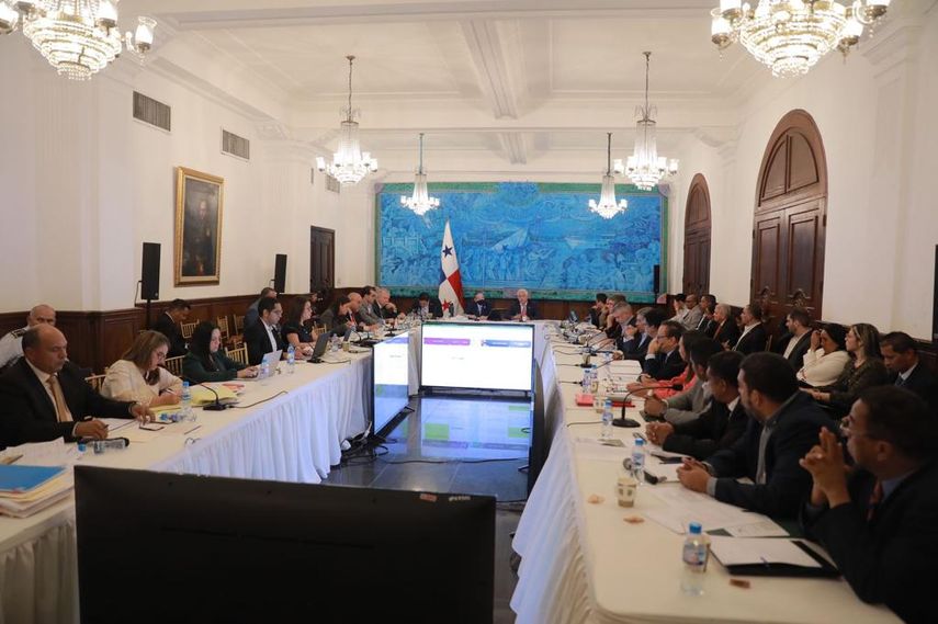 Continúan registrando importantes avances en proyectos de infraestructura a nivel nacional, como construcción de carreteras, trabajos en instalaciones deportivas, centros educativos, proyectos habitacionales, tal como se indicó en la reunión semanal del Gabinete de Seguimiento a la Ejecución y Compromisos, encabezado por el presidente de la República, Laurentino Nito Cortizo.