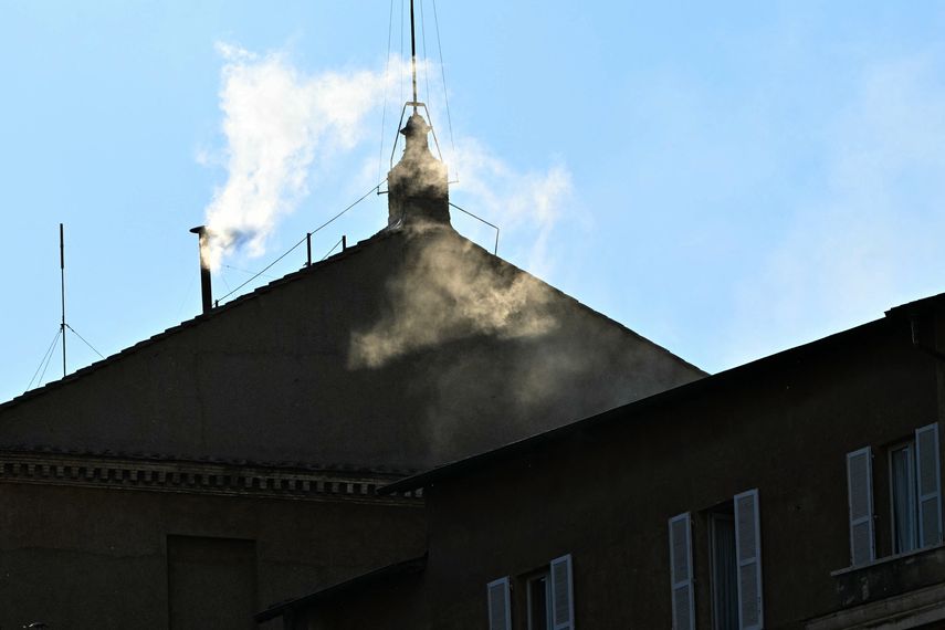 La fumata blanca y las campanas del Vaticano anuncian la elección de un nuevo papa