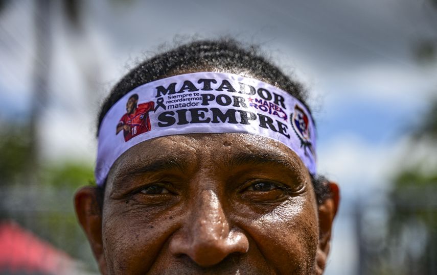 Miles de fanáticos, muchos vestidos con la camiseta roja de la selección panameña, saludaron y arrojaron flores al paso del cortejo fúnebre de Luis Matador Tejada por las calles. Miles de fanáticos, muchos vestidos con la camiseta roja de la selección panameña, saludaron y arrojaron flores al paso del cortejo fúnebre de Luis Matador Tejada por las calles.
