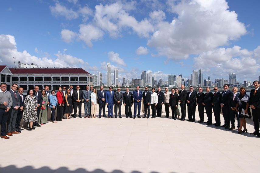 Con la presencia de las máximas autoridades energéticas, ambientales, regulatorias y financieras de Colombia y Panamá, se retomó con decisión el proyecto de interconexión eléctrica entre ambas naciones. Con la presencia de las máximas autoridades energéticas, ambientales, regulatorias y financieras de Colombia y Panamá, se retomó con decisión el proyecto de interconexión eléctrica entre ambas naciones.