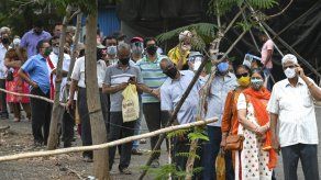 Países cierran sus fronteras con India por repunte de covid-19 en dicho país