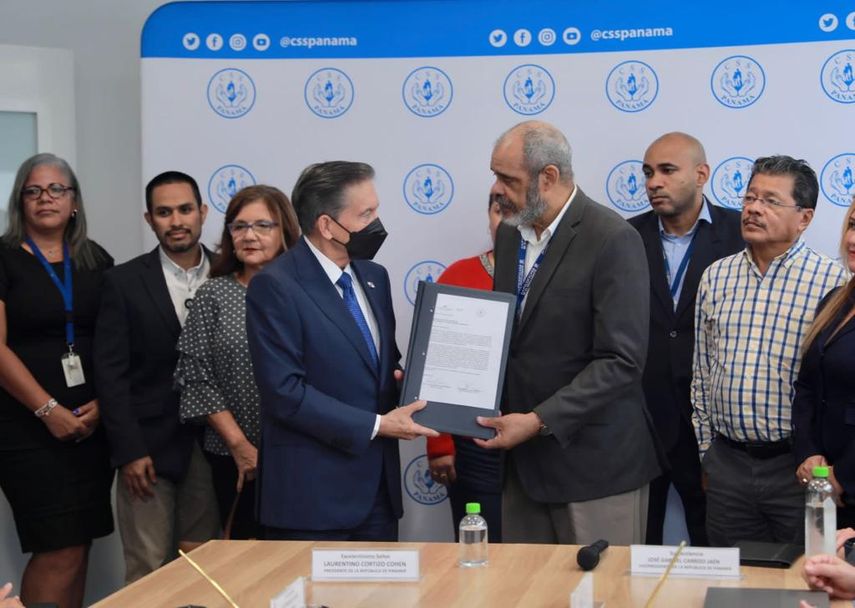 Nito Cortizo firma documento para compra de medicamentos