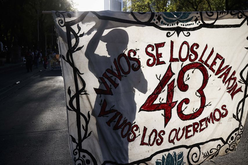 El asesinato ocurrió un día después de las manifestantes en que grupos pedían justicia por la desaparición de 43 estudiantes de la escuela de Ayotzinapa en 2014. El asesinato ocurrió un día después de las manifestantes en que grupos pedían justicia por la desaparición de 43 estudiantes de la escuela de Ayotzinapa en 2014.