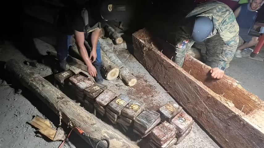 Un alijo de 220 paquetes de droga hallados dentro de troncos de madera de teca fueron decomisados por las autoridades de Panamá