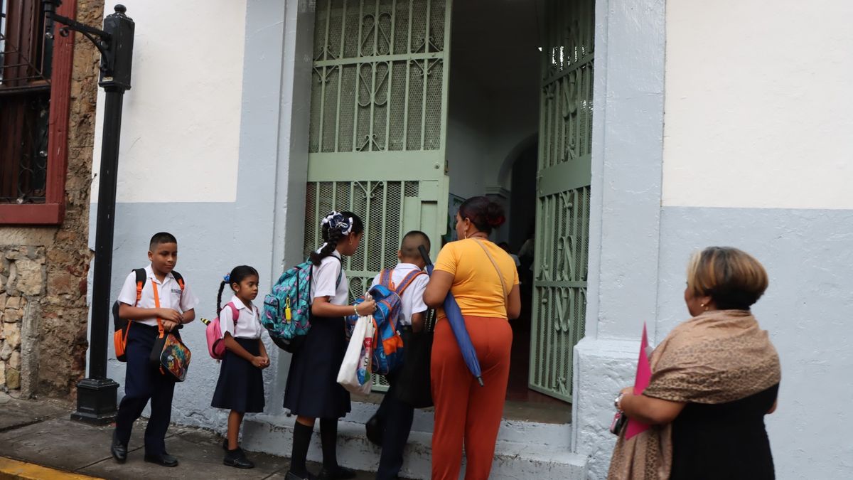 El Ministerio de Educación (Meduca) informó la suspensión de las clases presenciales en las jornadas vespertina y nocturna de todos los centros educativos oficiales y particulares del país este miércoles 17 de junio. El Ministerio de Educación (Meduca) informó la suspensión de las clases presenciales en las jornadas vespertina y nocturna de todos los centros educativos oficiales y particulares del país este miércoles 17 de junio.