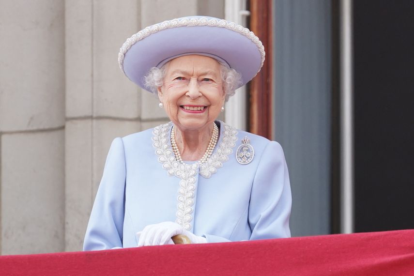 La casa real anunció que la reina Isabel II, de 96 años, con crecientes problemas de movilidad, experimentó "un cierto malestar" tras aparecer dos veces de pie en el balcón del Palacio de Buckingham el jueves.
