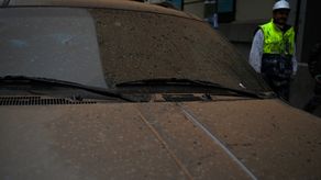 Polvo del Sáhara cubre vehículos en España.