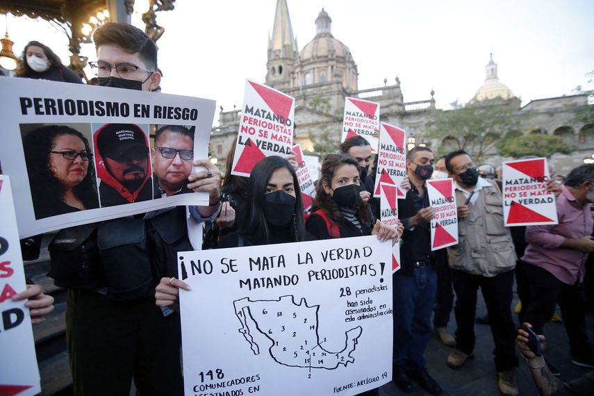 El asesinato de dos periodistas en Tijuana en una semana vuelve a plantear la complejidad de brindar seguridad a comunicadores en M&eacute;xico. "&iexcl;Justicia para Lourdes y Margarito!", era una de las pancartas que portaban manifestantes de Tijuana.