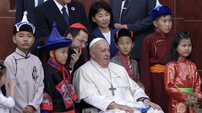 El papa Francisco llega a Mongolia y envía un mensaje de unidad y paz a China