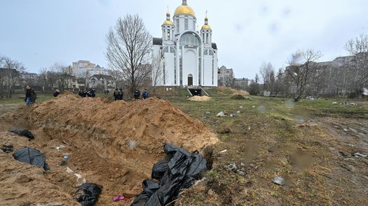 Ucrania exhuma cuerpos para probar las atrocidades de la guerra