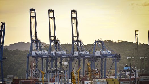 CK Hutchison dice que el retraso en la venta de los puertos de Panamá no es problemático