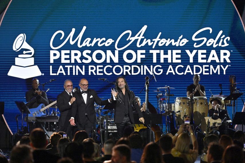 Una constelación de estrellas homenajeó este miércoles en Las Vegas al cantautor mexicano Marco Antonio Solís, en la tradicional ceremonia que engalana a la Persona del año, que marca la antesala de la entrega de los premios Grammy Latino.