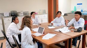 La Universidad Especializada de las Américas (UDELAS) anunció que está preparada para recibir a más de 3,000 nuevos estudiantes que comenzarán su formación en el próximo período académico, en medio de un proceso de fortalecimiento institucional que incluye mejoras en infraestructura, actualización de laboratorios y consolidación del cuerpo docente.