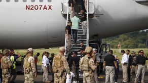 Panamá deporta a primer grupo de más de 100 migrantes indios tras un acuerdo con EE.UU.