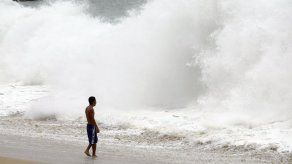 Huracán Enrique se desplaza en paralelo a las costas de México