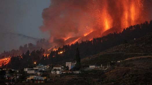 Volcán en Canarias destruye numerosas casas y obliga a evacuar a 5.000 personas