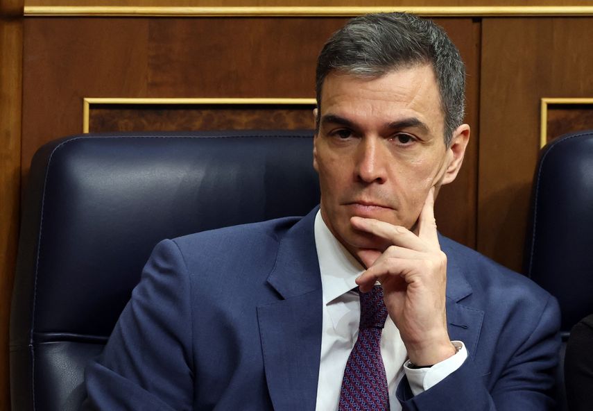 Pedro Sánchez decide continuar al frente del Gobierno de España. Pedro Sánchez decide continuar al frente del Gobierno de España.