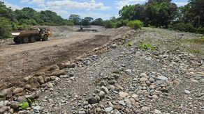 MOP inicia dragado y canalización del río Escarrea en Santo Tomás de Alanje