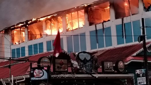 Incendio destruye locales comerciales en Bocas del Toro